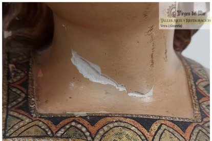 Detalle de la restauración del Niño Dios de Alhama de Almería.