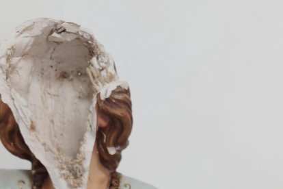 Detalle de la rotura del Niño Dios de Alhama de Almería.