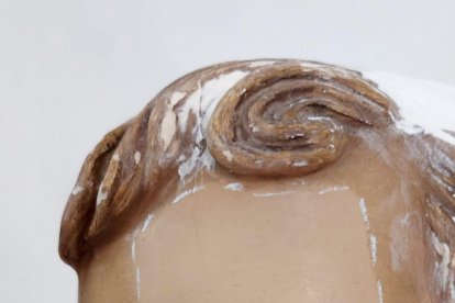 Detalle de la restauración del Niño Dios de Alhama de Almería.