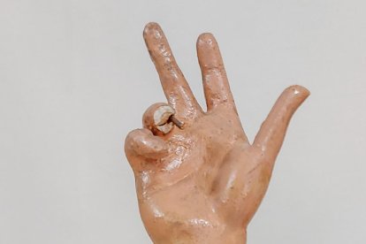 Detalle de la restauración del Niño Dios de Alhama de Almería.