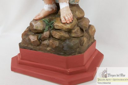 Detalle de la rotura del Niño Dios de Alhama de Almería.