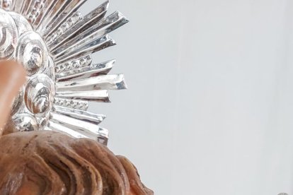 Detalle de la restauración del Niño Dios de Alhama de Almería.