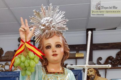 Detalle de la restauración del Niño Dios de Alhama de Almería.