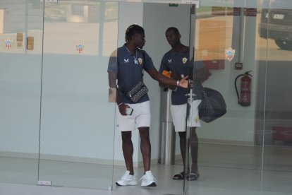 Touré saliendo del vestuario con Mendes.