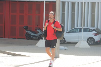 Vicente Moreno cargado de material camino del autobús.