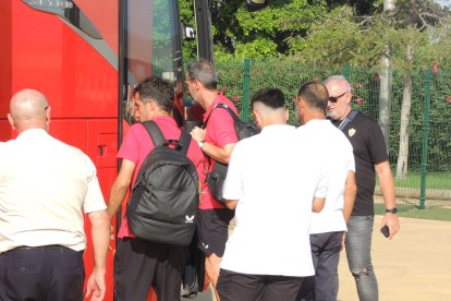 Moreno subiendo a la primera fila del autocar.