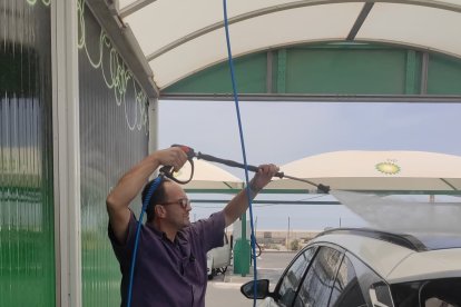 El socialista Antonio Hernando lacando el coche.