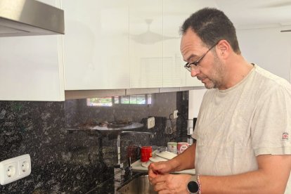 Él cabeza de lista del PSOE al Congreso, cocinando.