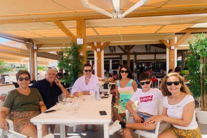 Maribel Sánchez Torregrosa, en familia.