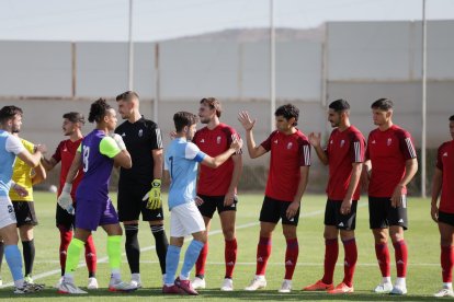 Los jugadores se saludan.