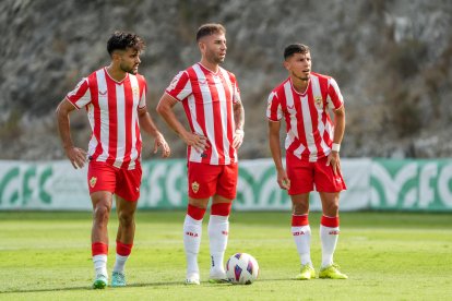 Arnau, Embarba y Robertone antes de una falta directa en la primera mitad.