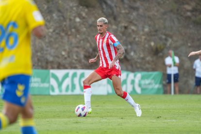 Chumi con el brazalete de capitán.