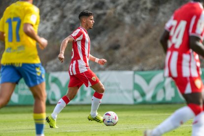 Conducción de balón de Lucas Robertone.