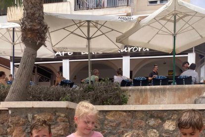 Los pequeños con sus premios, de la mano de Toy Planet y papelería Carlin.