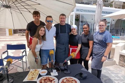 Todos los trabajadores del restaurante con los presentadores del programa.