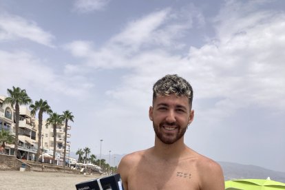 Jesús con el premio de su sorteo 