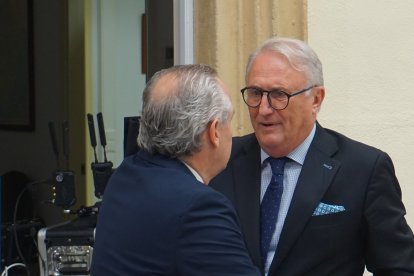 Senador autonómico Jesús Caicedo Bernabé (PP), a la derecha de la foto.