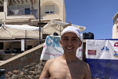 Hugo con su premio para Bautismo Submarinismo Crised.