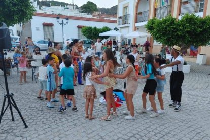 Pequeños disfrutando de una de las actividades veraniegas de la programación de Enix.