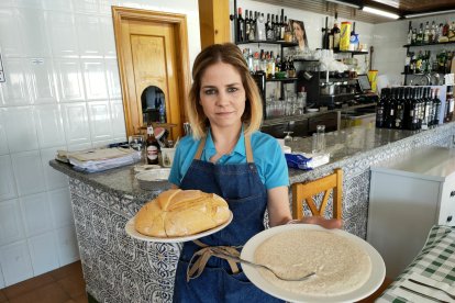 Uno de los grandes encantos de Enix es su rica gastronomía, destacando el rico ajoblanco del Bar Almería.
