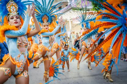 Una imagen del desfile en los alrededores del Castillo de Santa Ana, en Roquetas de Mar.