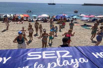 Todos bailando durante el zumba