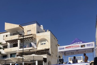 Los bañistas de la playa bailando