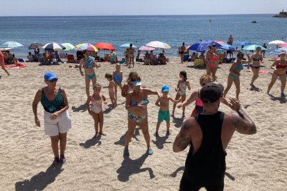 Antonio Ariza animando el baile