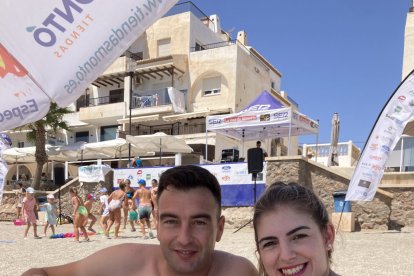 Noelia y Ramón con su premio para AquaVera