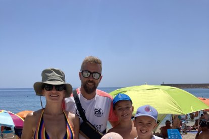 La familia de Leticia con su bono para las cuevas de Sorbas