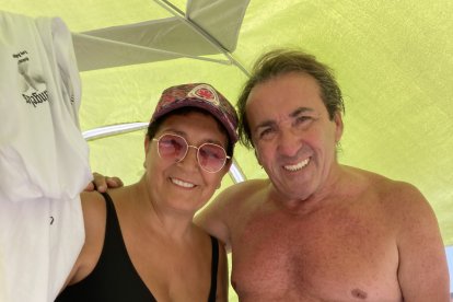 La pareja afortunada con el bono para una noche en las cuevas del Tío Tobas