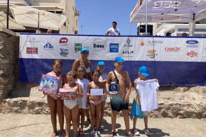 Los más pequeños con sus premios de la mano de Toy Plante y Decroly Kids