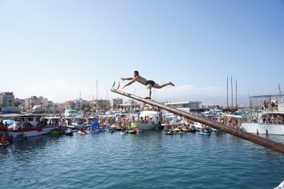 Imagen de archivo de la tradicional cucaña