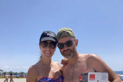 Leonor y Antonio ganadores del sorteo de la cafetera de Centro Hogar Sánchez