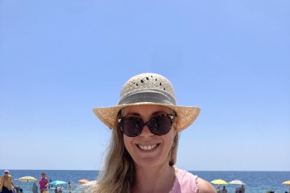 Beatriz con su bono para el Aquarium