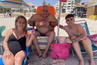 Paco, Nati y Marcos con sus tres entradas para el parque acuático AquaVera