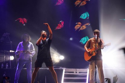 La banda madrileña reunió a numeroso público en el Campo de Rugby de Almerimar.
