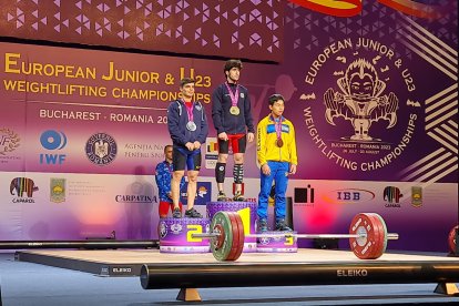 Un deportista feliz en el podio.