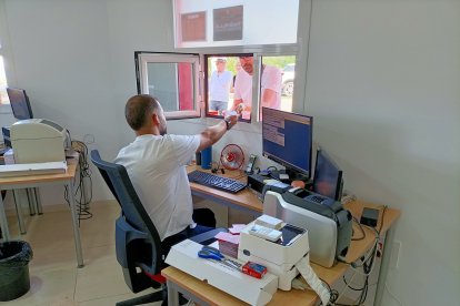 Luis Villegas entregando los abonos en las taquillas del Estadio.