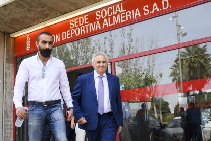El Assy y Alfonso saliendo de la sede social en agosto de 2019.