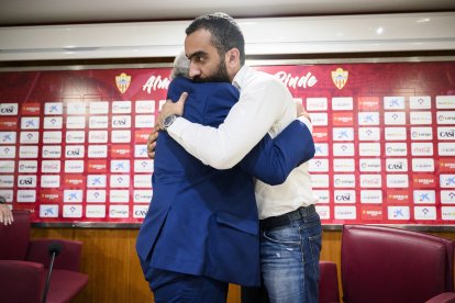 Abrazo muy especial entre Alfonso y El Assy.