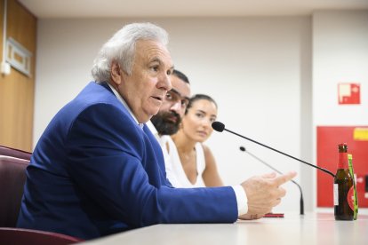 Atendiendo a los medios tras pasar sus acciones a Turki.