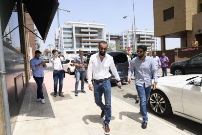 El Assy llegando a la notaría para reunirse con Alfonso y Turki.