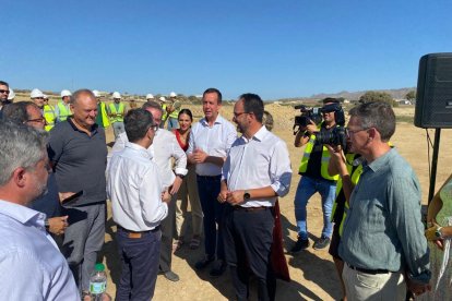 El ministro Félix Bolaños, en la visita a las obras en Cuevas.