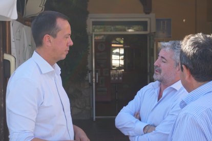 El subdelegado, José María Martín, a la izquierda de la foto.