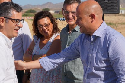 A la derecha, el senador Antonio Martínez.