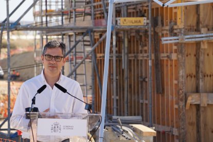 El ministro Félix Bolaños, en la visita a las obras en Cuevas.