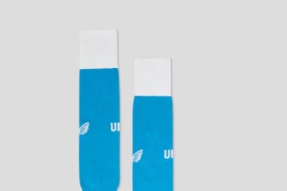 Las medias también son azules con un tono blanco.