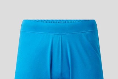 Los pantalones azules como la camiseta.