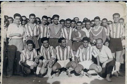 Tercero de izquierda a derecha por abajo.